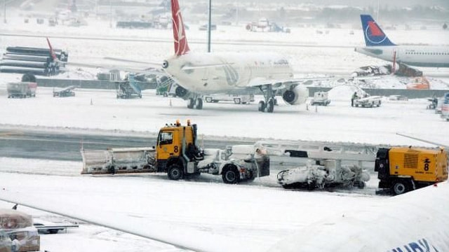 Atatürk Havalimanında uçuşlara kar engeli