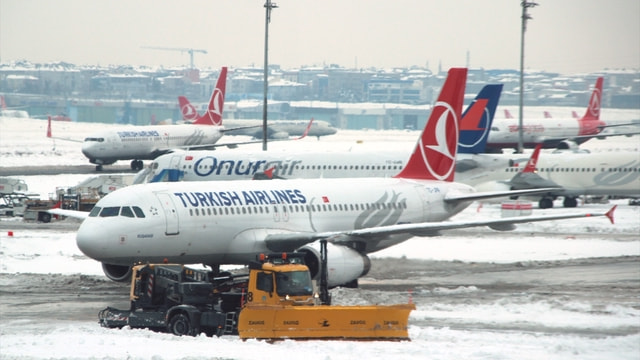 Atatürk Havalimanında karla mücadele sürüyor
