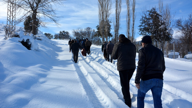 Atıl kayak merkezine dikkat çekmek için leğenlerle kaydılar