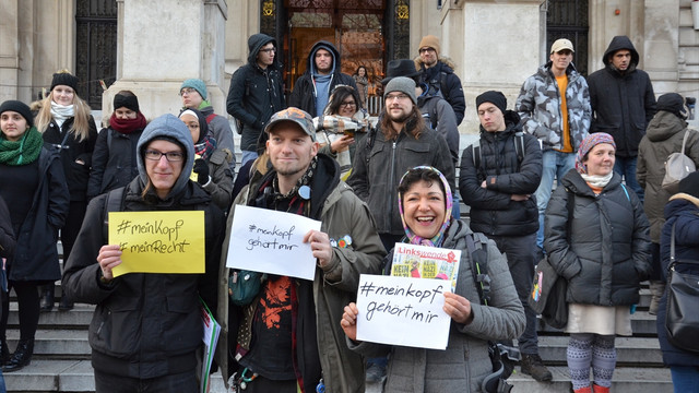 Avusturya'da başörtüsü yasağı protestosu