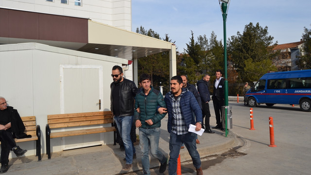 Babasını tornavidayla ağır yaraladı