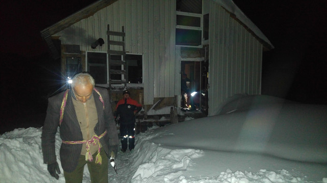 Bağ evinde mahsur kalan baba-oğul kurtarıldı