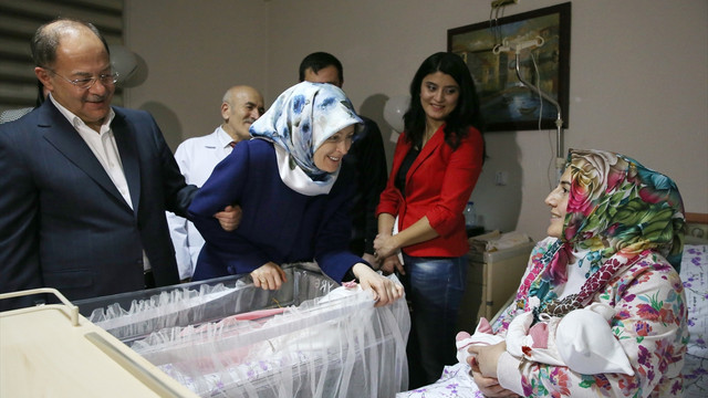 Bakan Akdağ, yeni yılın ilk bebeğini ziyaret etti