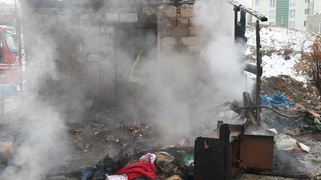 Barakaları yanan aile sokakta kaldı