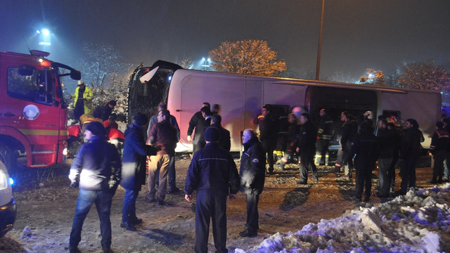 Bartında yolcu otobüsü devrildi: 2 ölü 5 yaralı