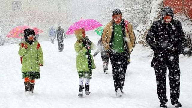 İstanbulda kar yağışı hızını arttırdı! Yarın okullar tatil mi?