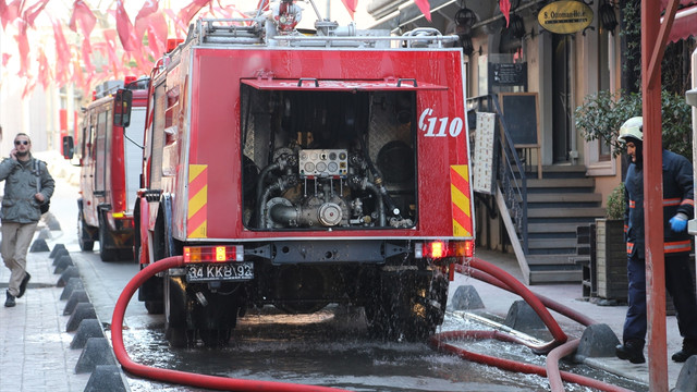 Beyoğlu'nda tadilattaki binada yangın