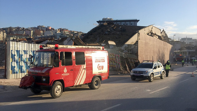 Beyoğlunda yıkımı yapılan 3 katlı bina çöktü