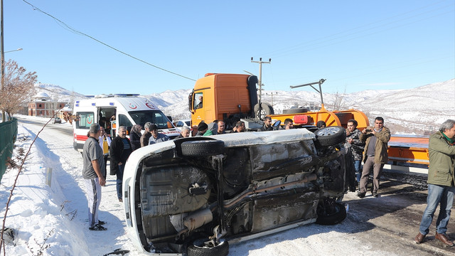 Bingöl'de otomobil devrildi: 4 yaralı