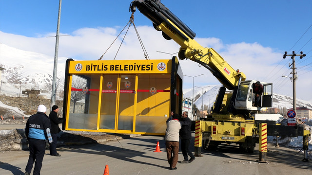 Bitlis'te klimalı otobüs durağı dönemi
