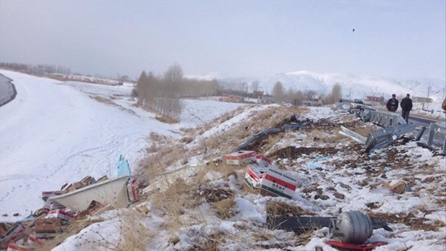 Bitlis'te muz yüklü tır devrildi: 1 ölü