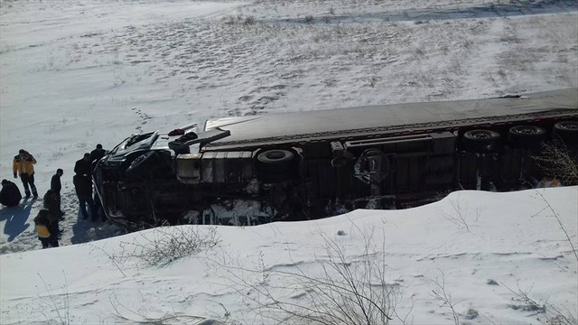 Bitlis'te tır şarampole devrildi: 1 ölü