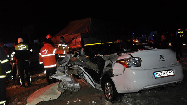 Bolu'da otomobil tıra çarptı: 2 ölü