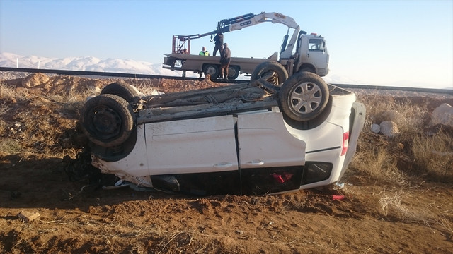 Burdur'da hafif ticari araç tarlaya devrildi: 3 yaralı