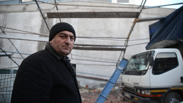 Bursa'da lodos inşaat iskelesini devirdi