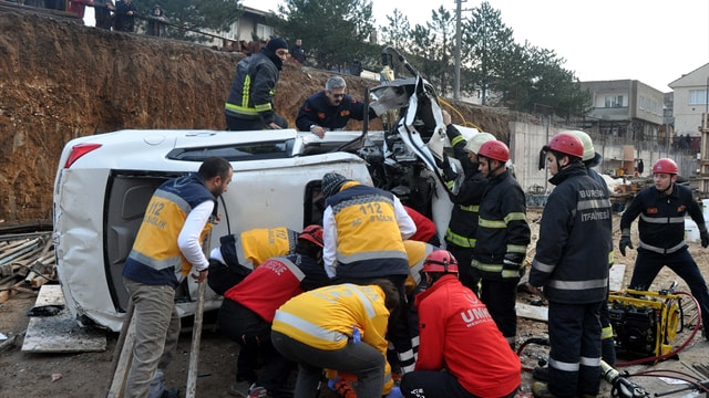 Bursa'da otomobil inşaatın temel kazısına düştü
