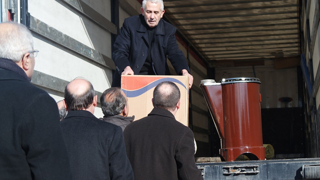 Bursa'dan Haleplilere 2 tır soba ve kömür yardımı