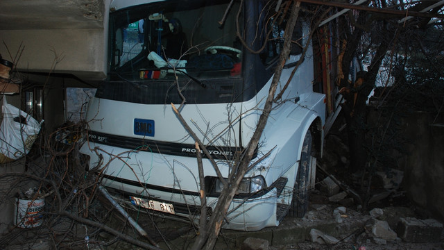 Çanakkale'de freni boşalan kamyon evin bahçesine girdi