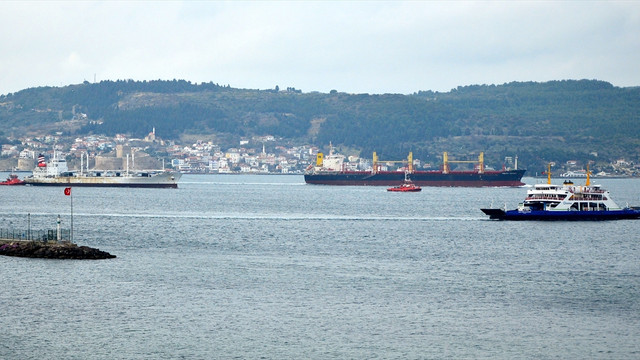 Çeşme açıklarında geminin kayalıklara oturması