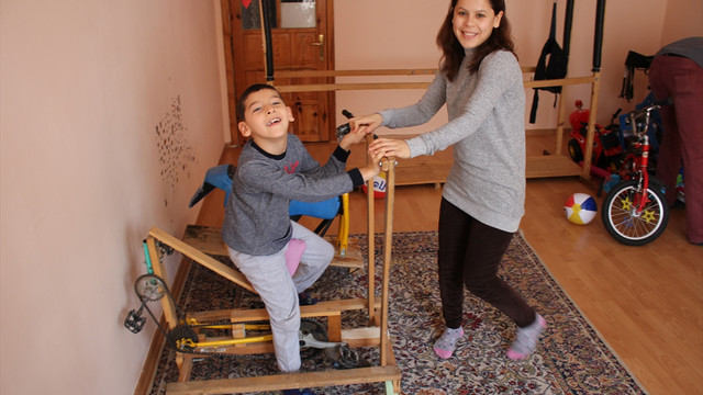 Cocugu Icin Tahtadan Fizik Tedavi Aletleri Yapti Saglik