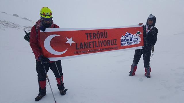 Dağcılar teröre tepki için 3 bin metreye tırmandı