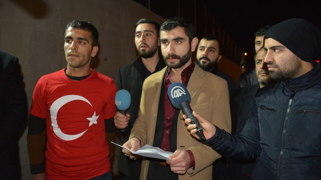 Diyarbakır'da yeni yılda nöbet tutan polislere ikram yaptılar