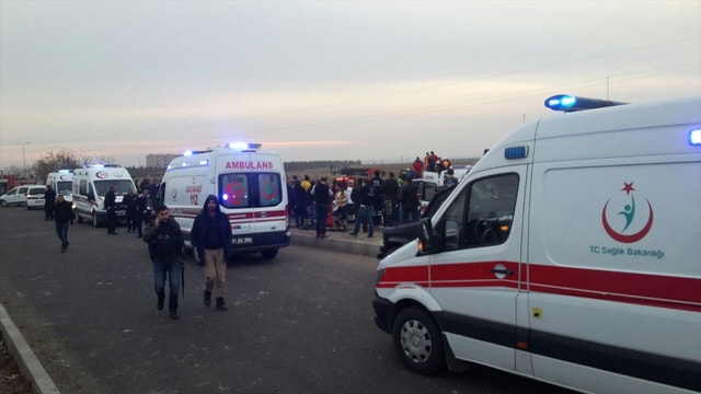 Diyarbakır'ın Sur ilçesinde Dicle Üniversitesi yerleşkesi yakınlarında polis ekibine saldırı düzenlendi, olay yerine çok sayıda ambulans sevk edildi.