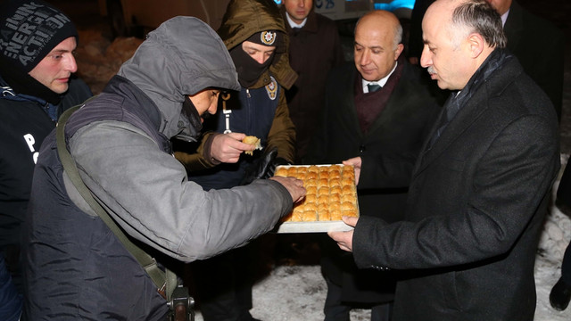 Dondurucu soğukta görev yapan polislere validen tatlı ikramı