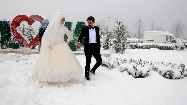 Düğün fotoğraflarını kar yağışı altında çektirdiler