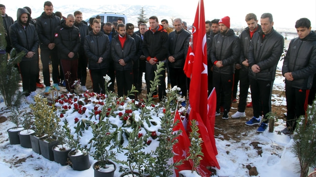 Elazığspor, şehit polis Sekin'in kabrini ziyaret etti