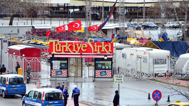 Fırtına kamyon ve sirk çadırını devirdi