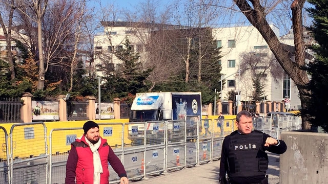 İstanbul Valiliği, İl Emniyet Müdürlüğü yakınlarındaki bariyerlere çarpan araca ilişkin, emniyet güçlerinin dur ihtarına uymayan kamyonetin freninin patlamasından dolayı duramadığının anlaşıldığını bildirdi.