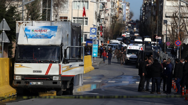 Freni patlayan kamyonet Emniyet Müdürlüğünün duvarına çarptı