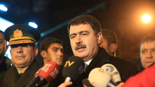 İstanbul Valisi Şahin: Bu bir terör saldırısıdır. Şu ana kadar yapılan tespitlere göre en az 35 vatandaşımız hayatını kaybetmiştir. Bunların bir tanesi polis memuru, yine en az 40 yaralımız var hastanelerde...