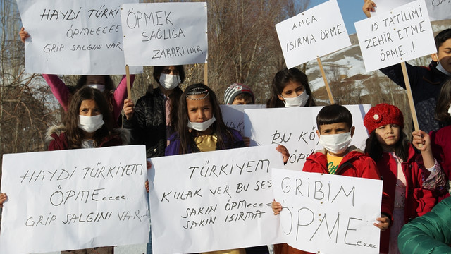 Gribe dikkati çekmek için türkü besteledi