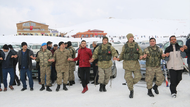 Hakkari'de askerlerle vatandaş halay çekti
