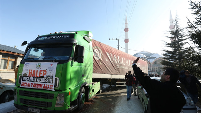 Halep'ten tahliye edilen sivillere yardım