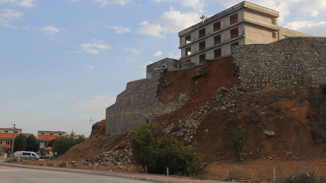 İnşaat halindeki binanın istinat duvarı yıkıldı