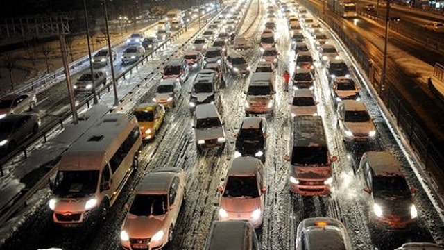 İstanbul yoğun kar yağışı! Trafikte yüzde 90 oranında yoğunluk yaşanıyor