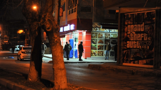 İzmir'de bir kişinin eşi ve çocuğunu rehin alması