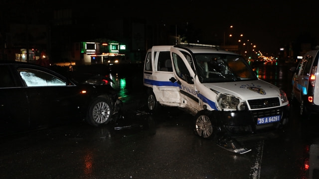 İzmirde kırmızı ışıkta geçen otomobil polis aracına çarptı: 3 yaralı