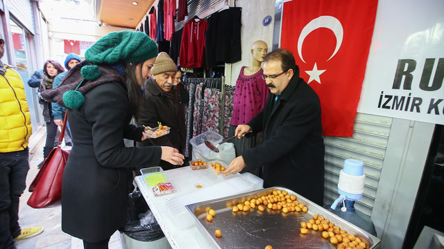 İzmir'de şehit Fetih Sekin için lokma dağıtıldı