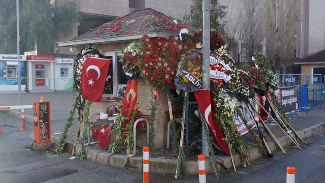 İzmirliler şehit Sekin'in köpeği Zeytin'i unutmadı