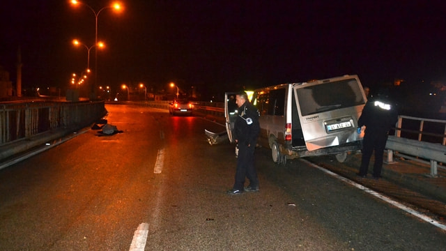 Kaçakları taşıyan minibüs kaza yaptı: 1 ölü, 25 yaralı
