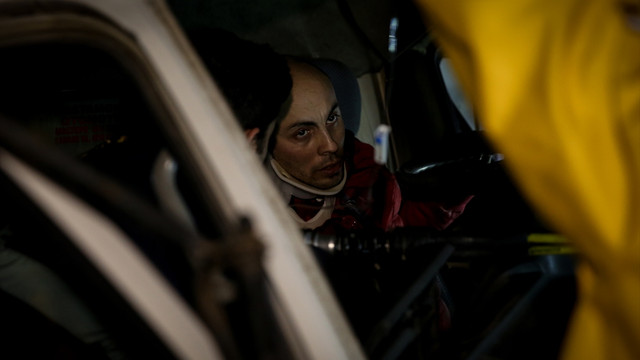 Kamyonette sıkışan sürücüyü itfaiye kurtardı