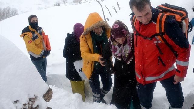 Kar geçit vermeyince hastaya yürüyerek ulaştılar