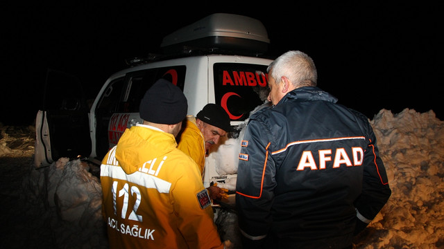 Kar nedeniyle mahsur kalan sağlık çalışanları kurtarıldı