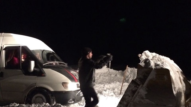 Kar nedeniyle yolda kalan babayla kızı belediye ekipleri kurtardı
