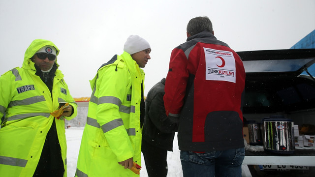 Karda mahsur kalanların yardımına Türk Kızılayı yetişti
