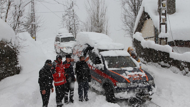 Kardan yolu kapanan mahalledeki hasta kurtarıldı